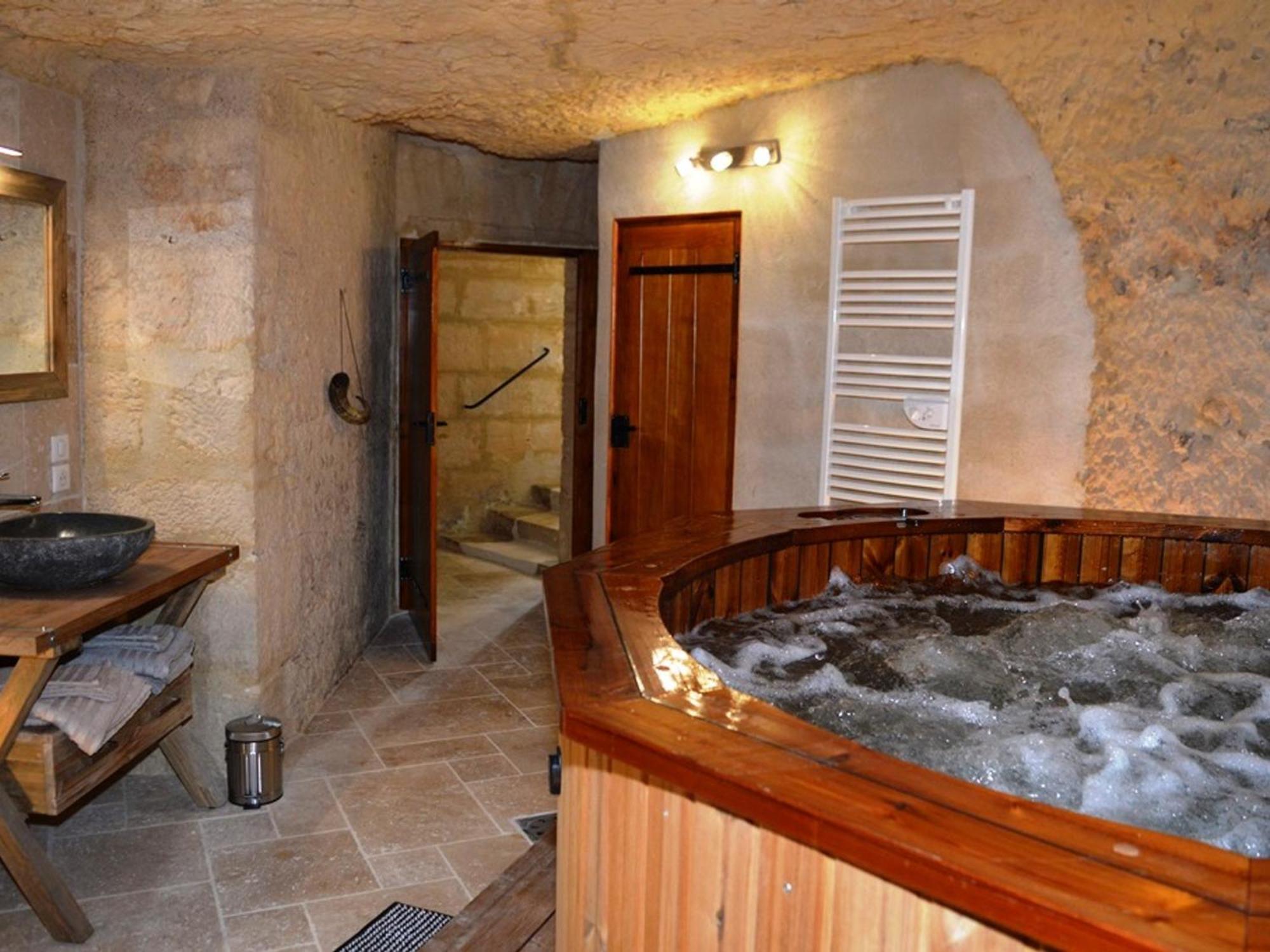 Maison Troglodyte Elegante Avec Spa, Salle De Jeux Et Jardin Clos A Vouvray - Fr-1-381-87 Eksteriør billede