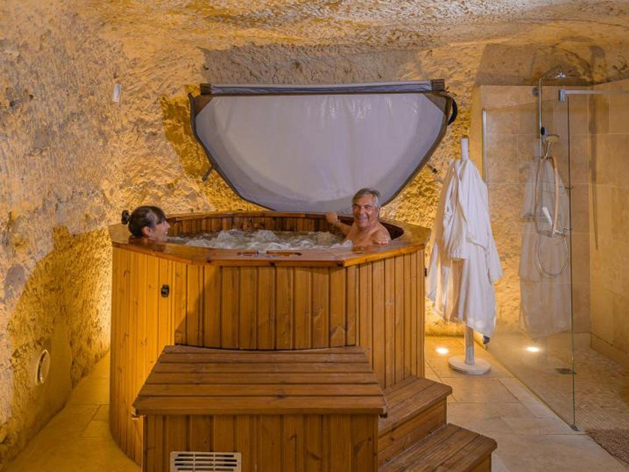 Maison Troglodyte Elegante Avec Spa, Salle De Jeux Et Jardin Clos A Vouvray - Fr-1-381-87 Eksteriør billede